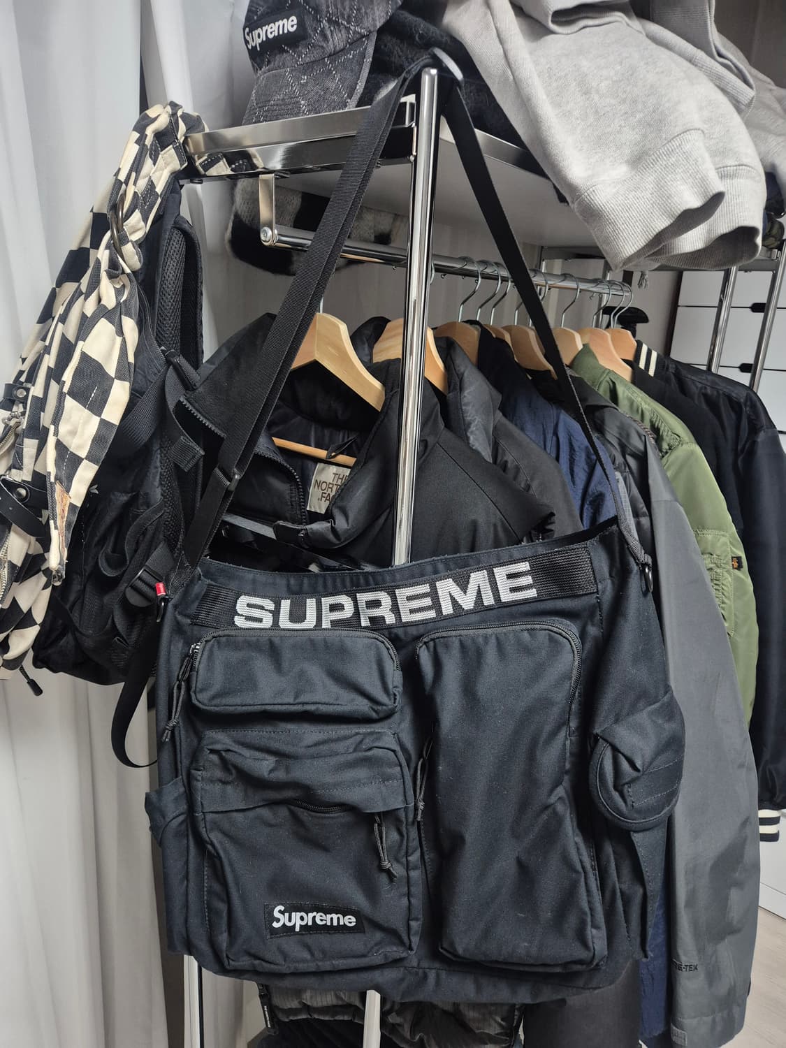 슈프림 23SS 필드 메신저백 상품이미지1