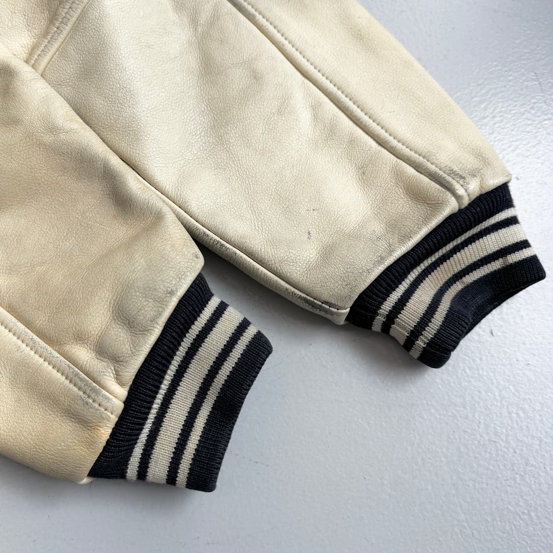 게스 90s 소가죽 암레더 올드스쿨 빅로고 바시티 자켓 상품이미지7