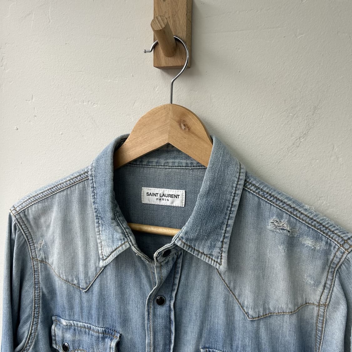 15981 - 생로랑 디스트레스드 데님 셔츠 상품이미지3