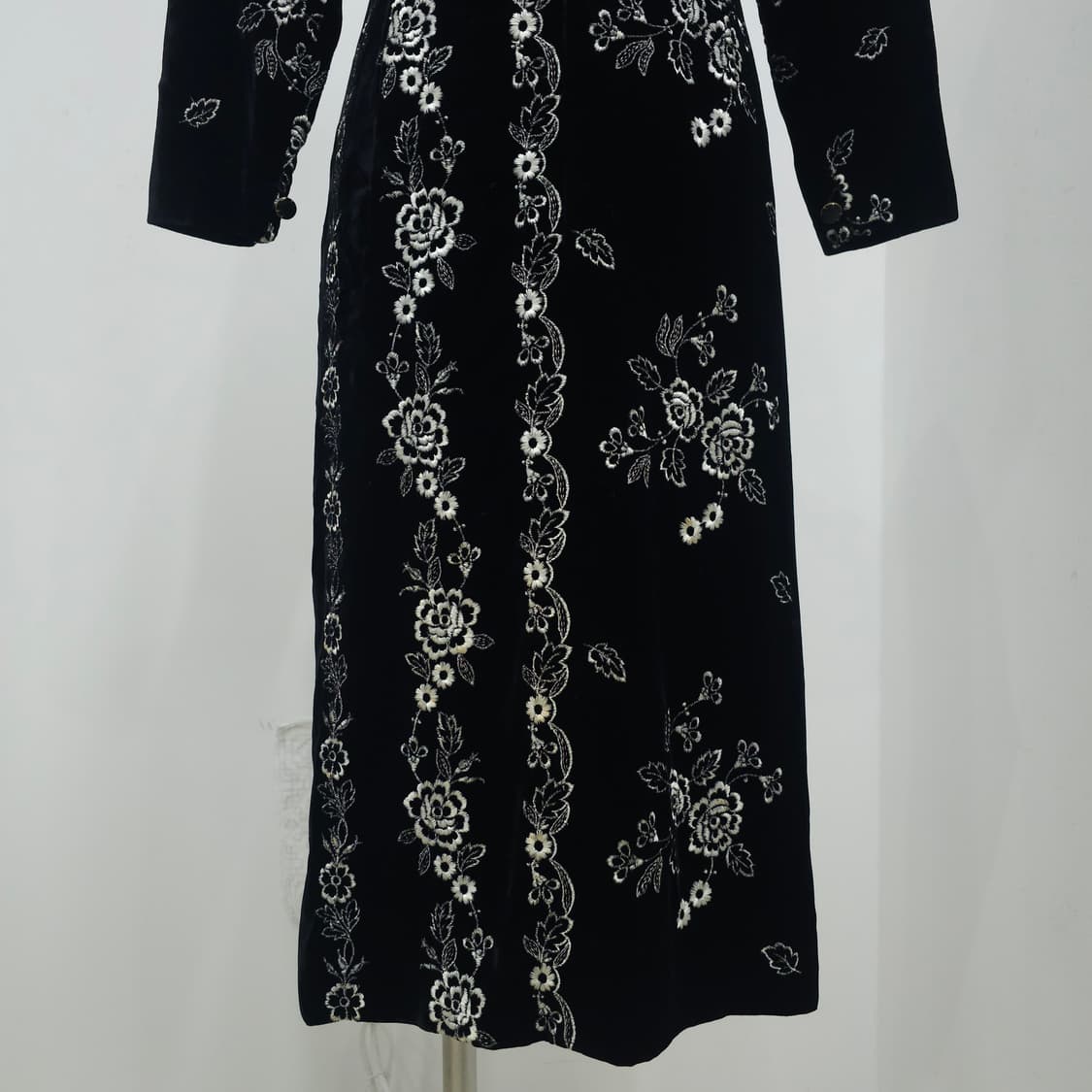 블랙 벨벳 화이트 플라워 자수 원피스 상품이미지5