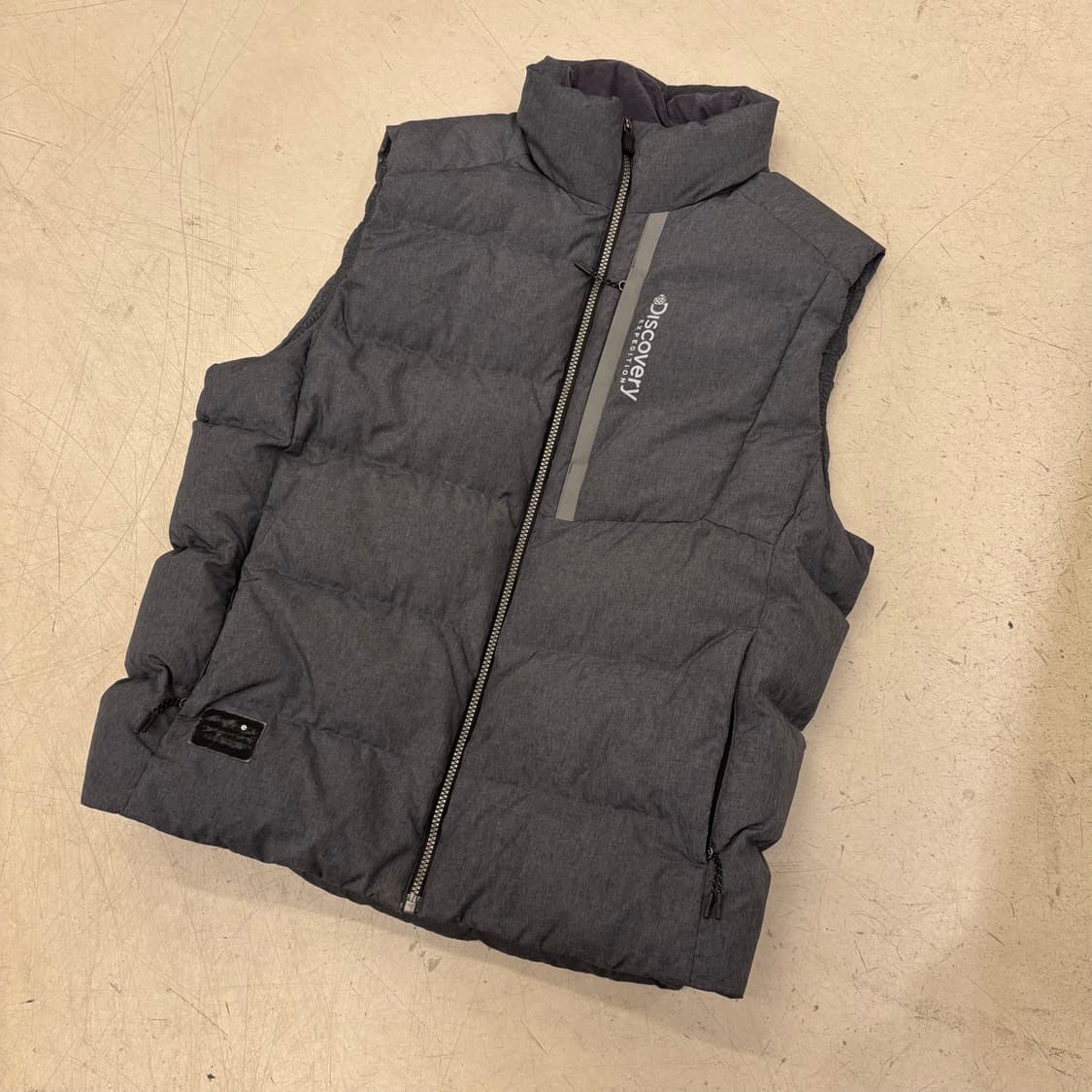 디스커버리 그레이 덕다운 패딩조끼 상품이미지1
