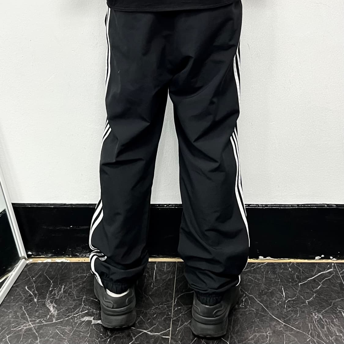 아디다스 블랙 삼선 스트레이트 조거 트랙 팬츠 상품이미지3