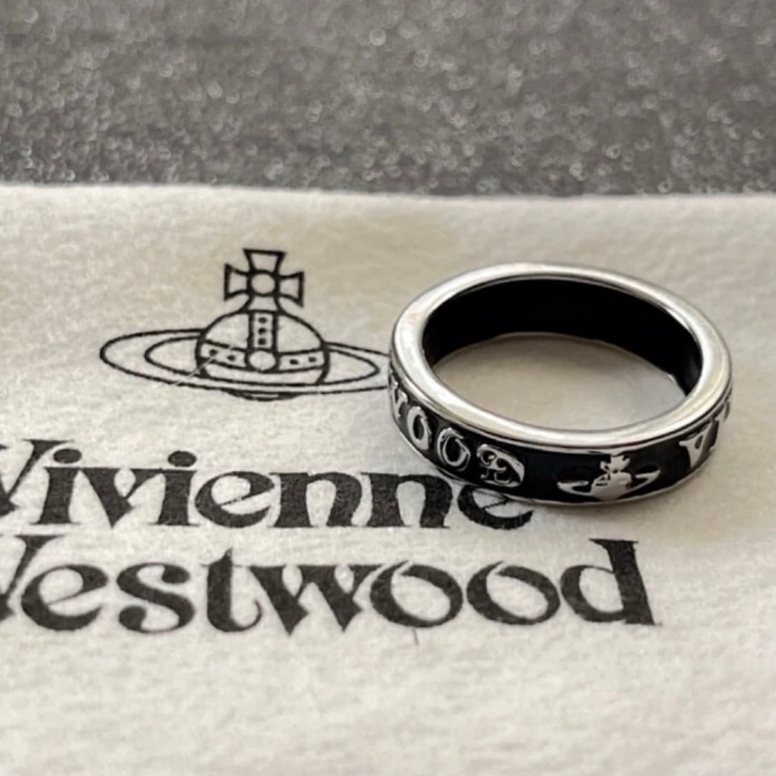 비비안웨스트우드 아카이브 레터링 orb로고 각인 블랙실버링 반지 상품이미지1