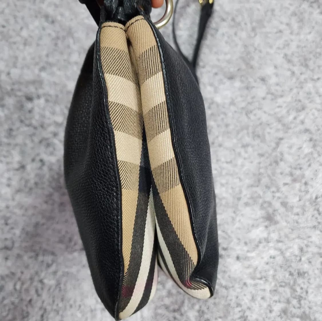 버버리 레더 크로스백 상품이미지4