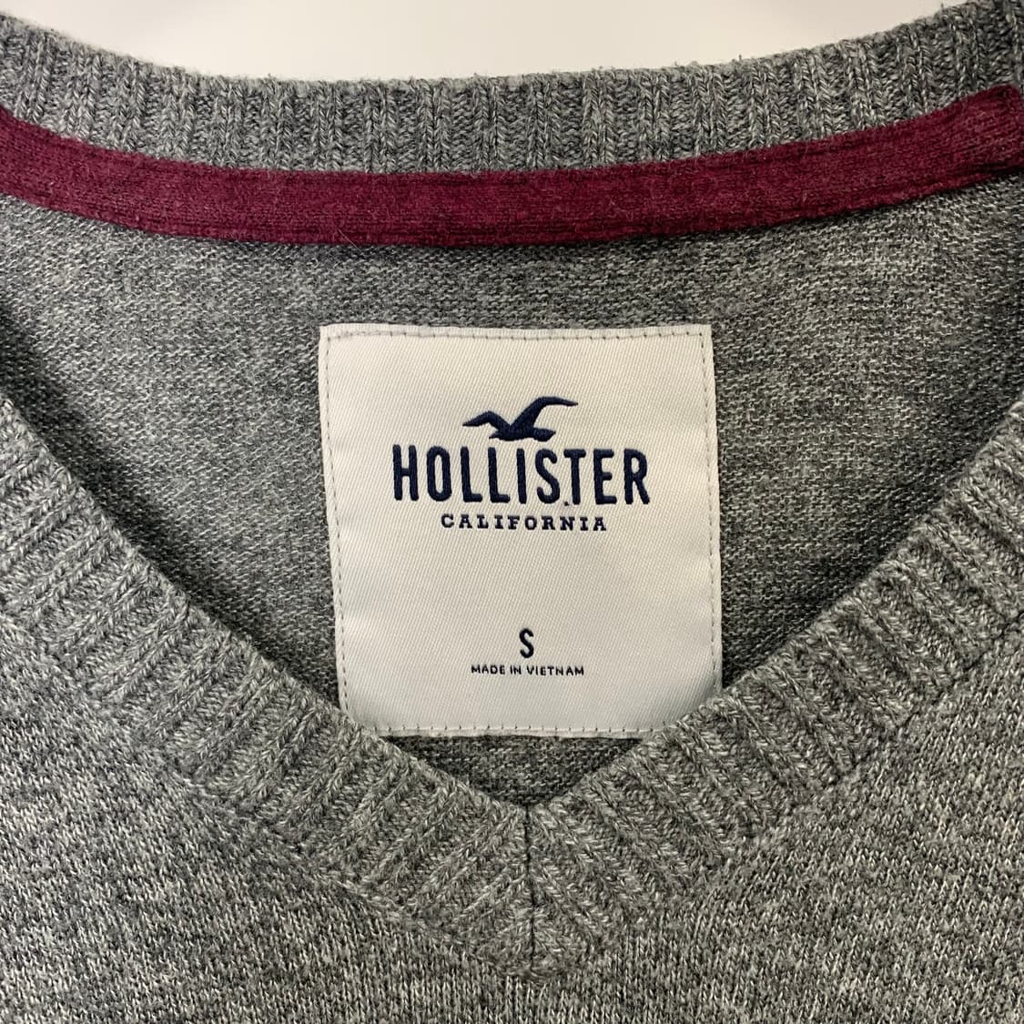 홀리스터 자수로고 그레이 브이넥 니트 상품이미지5