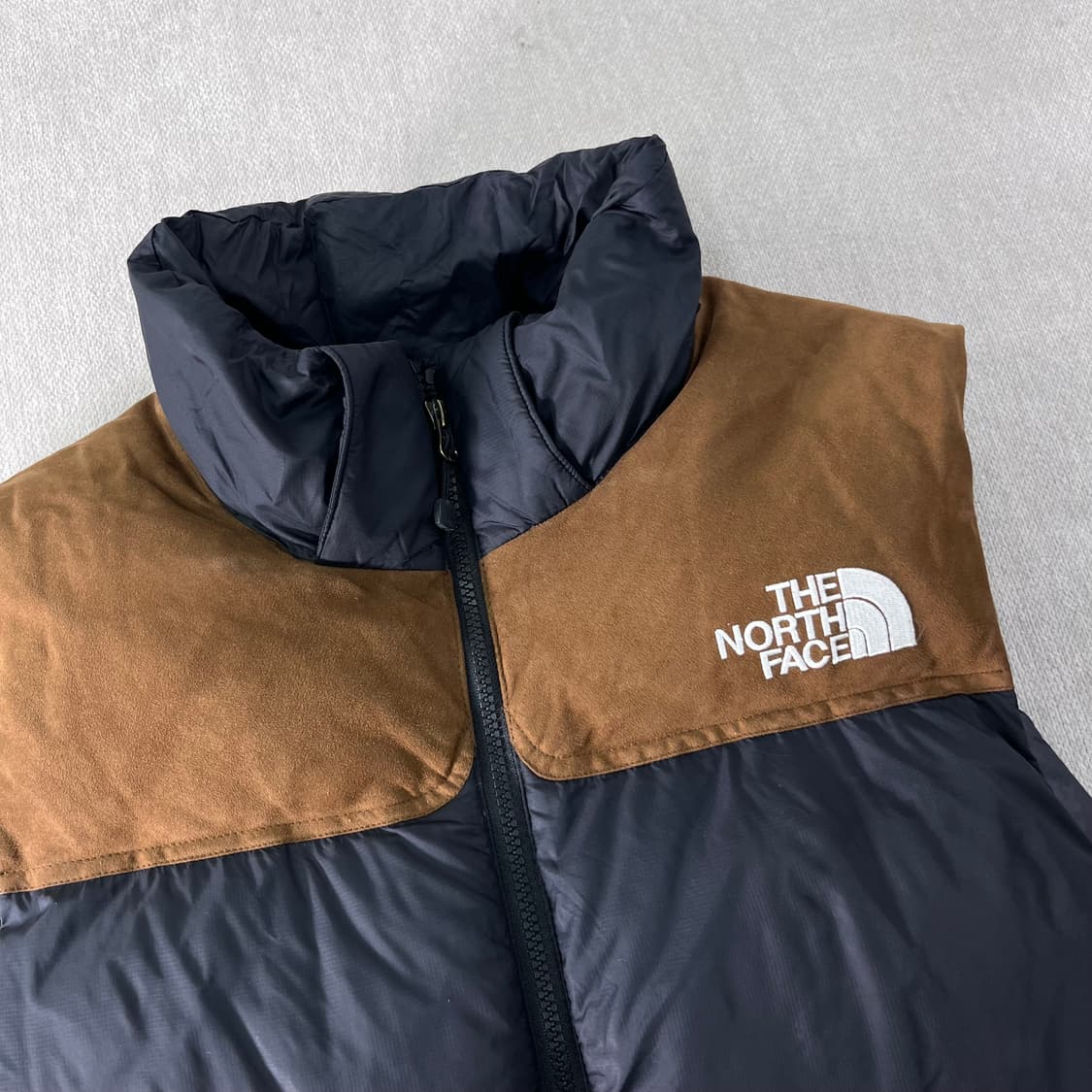 100 노스페이스 한정판 스웨이드 700 눕시조끼패딩 상품이미지3