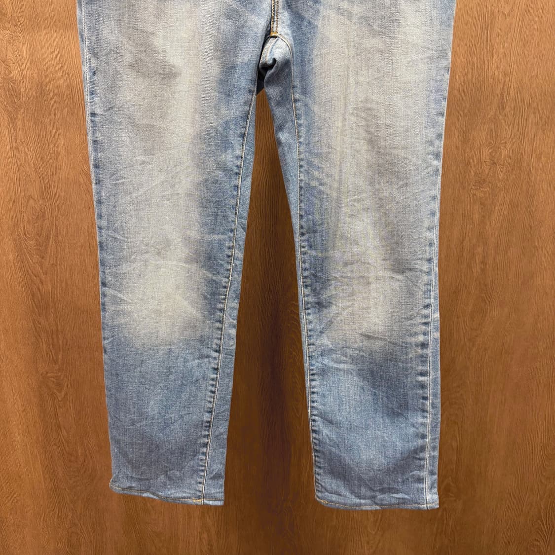 리바이스 551 워싱 데님 팬츠 레드 로고 탭 디테일 스트레이트핏 연청 상품이미지4