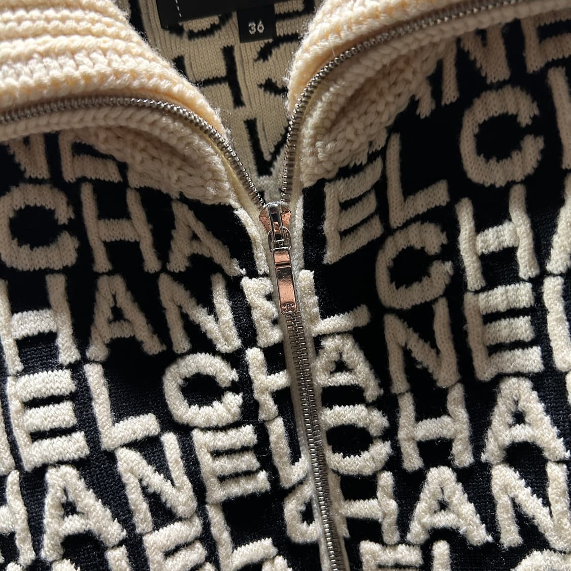 샤넬 레터링 자카드 니트집업 상품이미지3