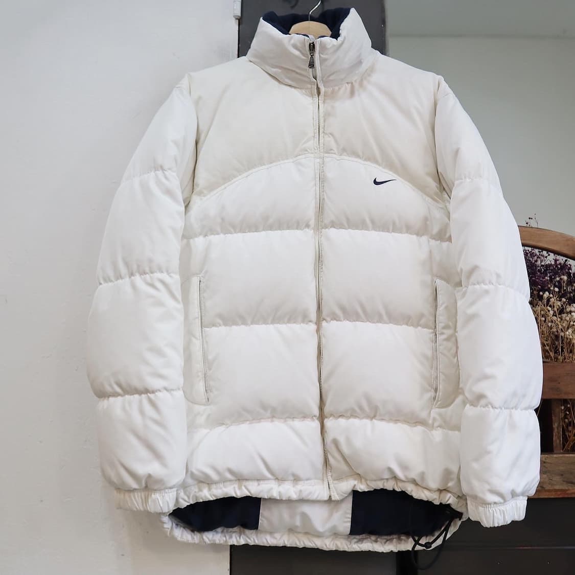 나이키 화이트 스우시 덕 다운 패딩  상품이미지1