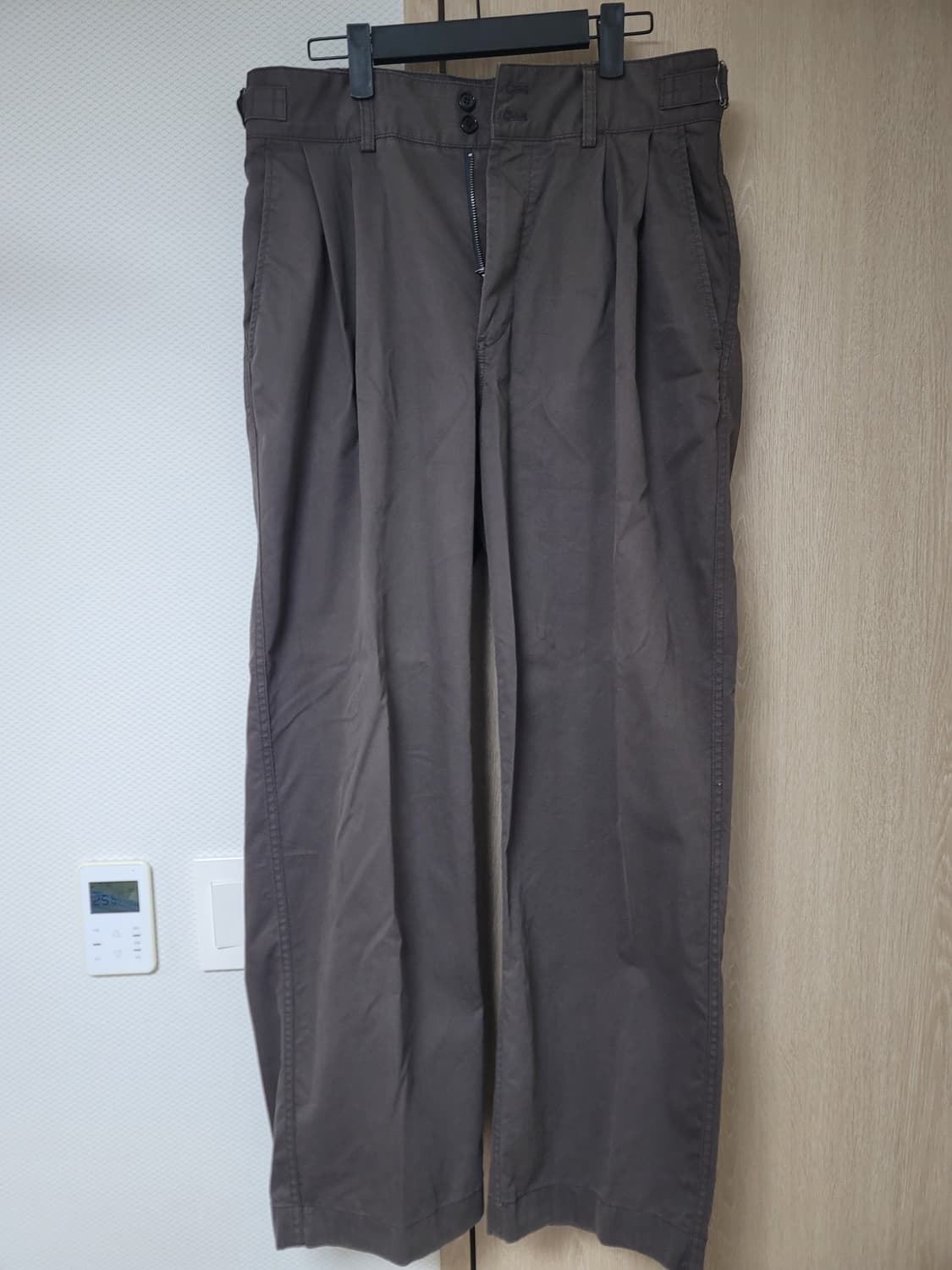 [02] 어나더오피스 산티아고 치노 다크오크 #인더로우러프사이드해칭룸 상품이미지1