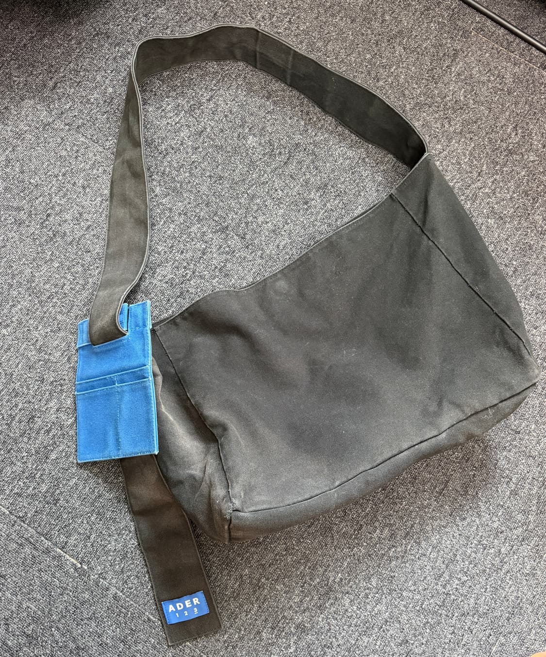 아더에러 블랙 캔버스 크로스백(17FW) 상품이미지1