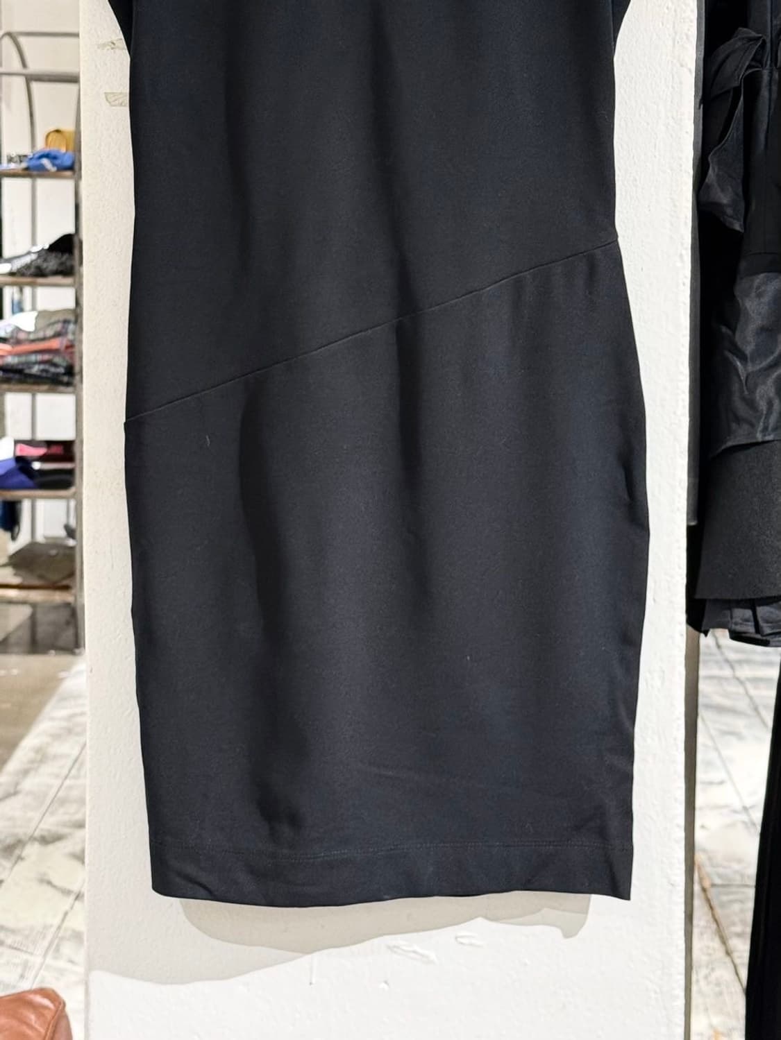 미쏘니 블랙 트위스트 드레이프 미디 원피스 상품이미지6