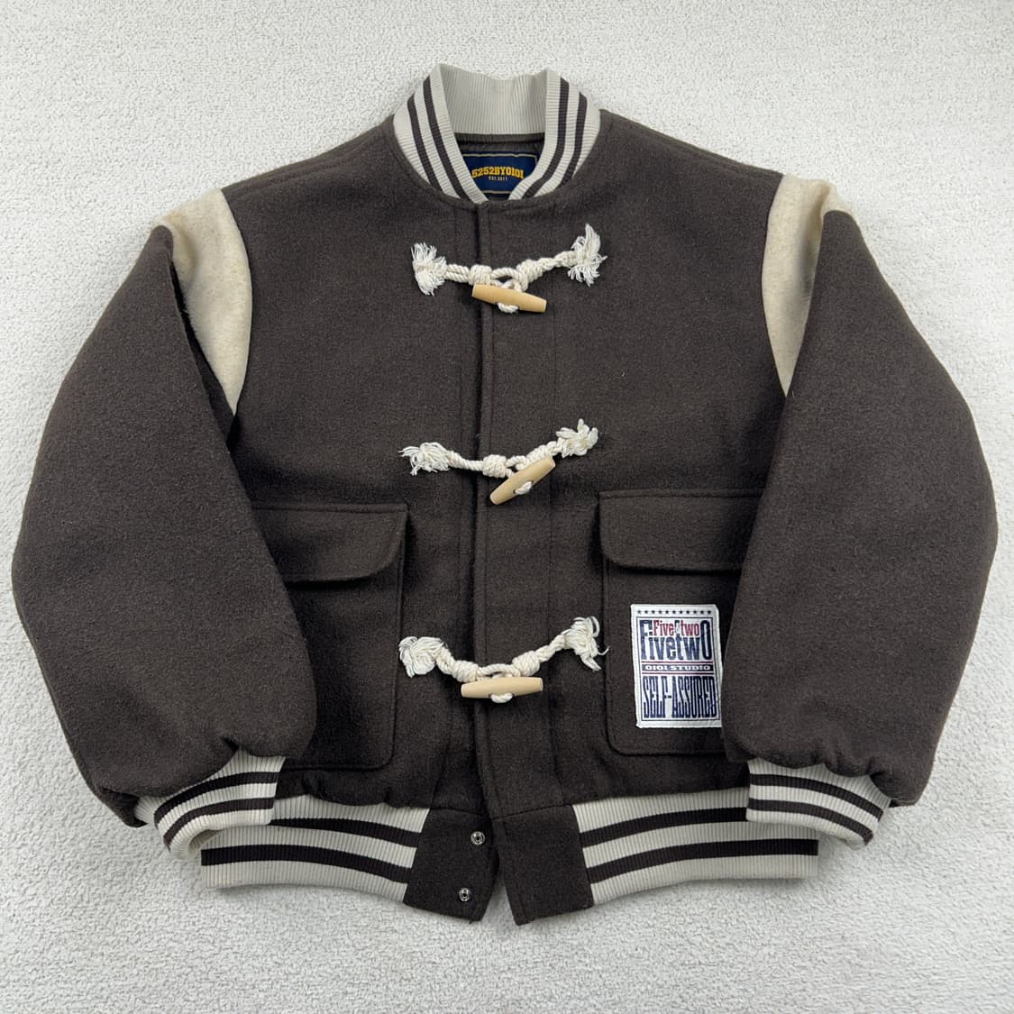 오아이오아이 떡볶이 단추 바시티 점퍼  상품이미지3