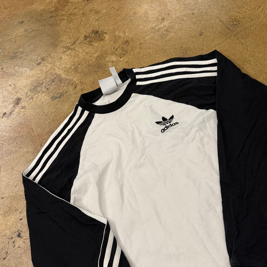 아디다스 흰검 배색 롱슬리브 긴팔티셔츠 상품이미지1