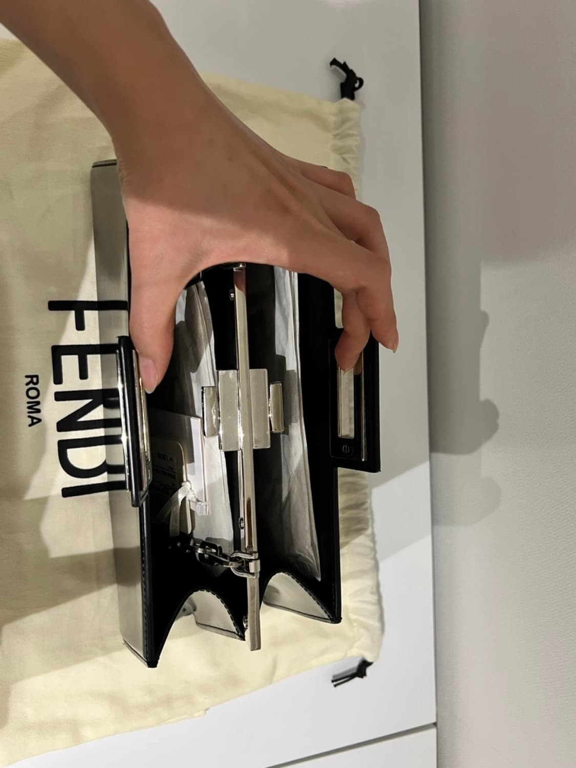 [정품/새상품급] 펜디 피카부 컷 체인 백 상품이미지7