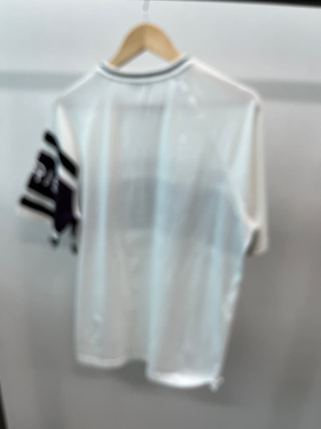 100) 지방시 신형 라운드티  상품이미지5