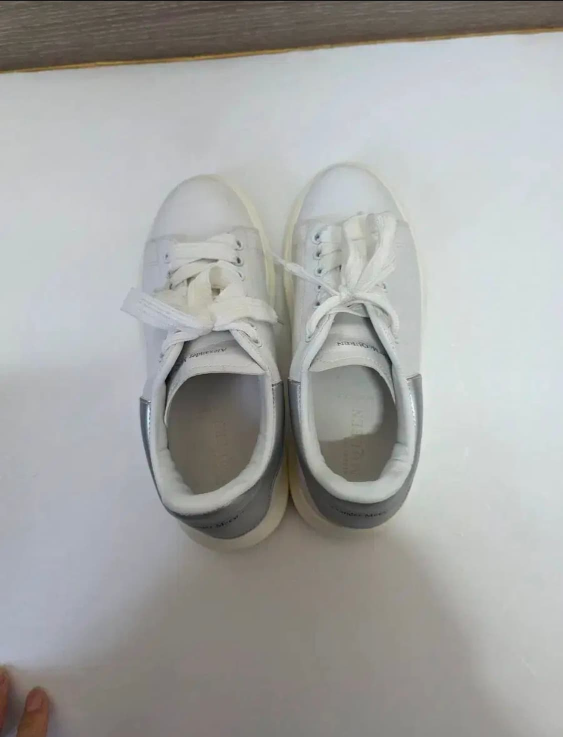 정품 알렉산더맥퀸 오버솔 스니커즈 화이트 실버탭 사이즈 245 (38) 상품이미지2