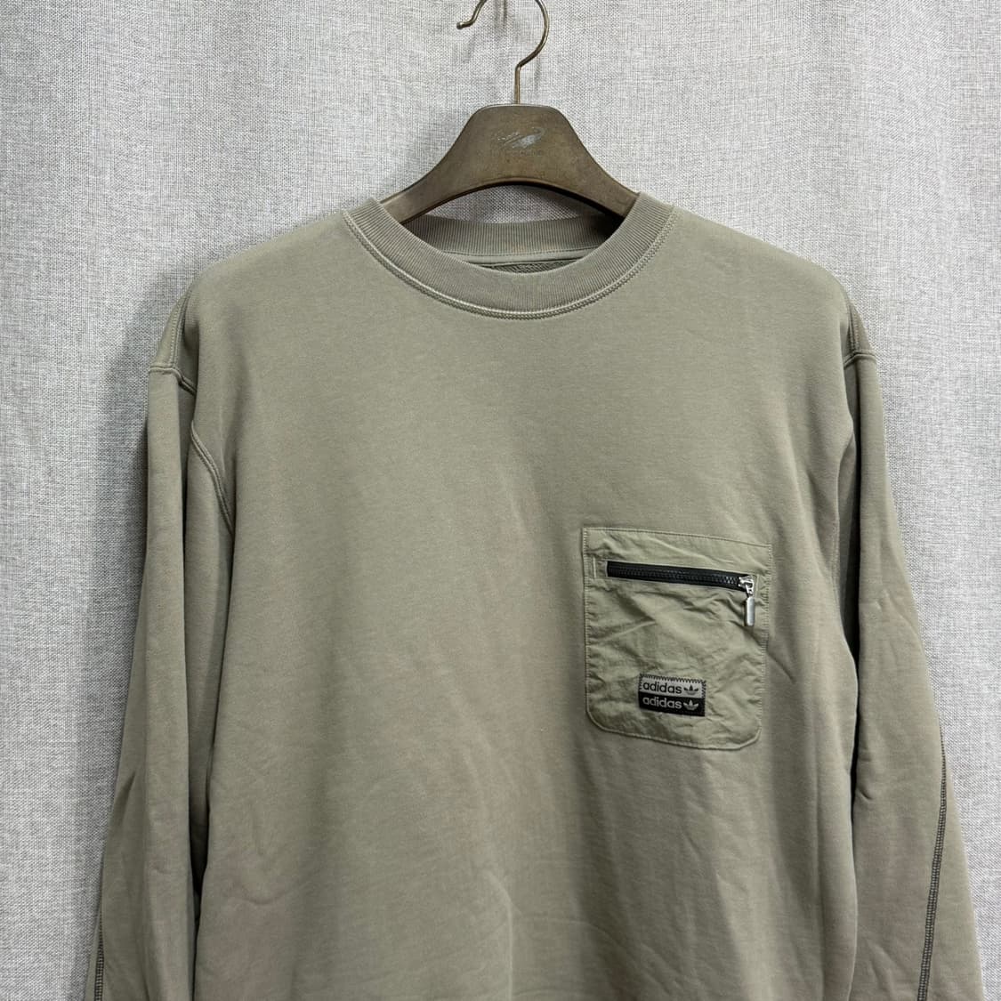 [F] 아디다스 루즈핏 포켓 맨투맨 티셔츠 카키색 상품이미지2