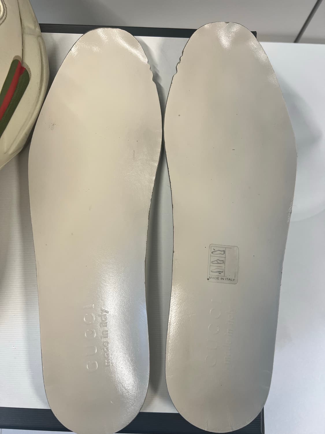 구찌 백화점 정품 라이톤 띠로고 265사이즈 스니커즈 아이보리 50087 상품이미지4