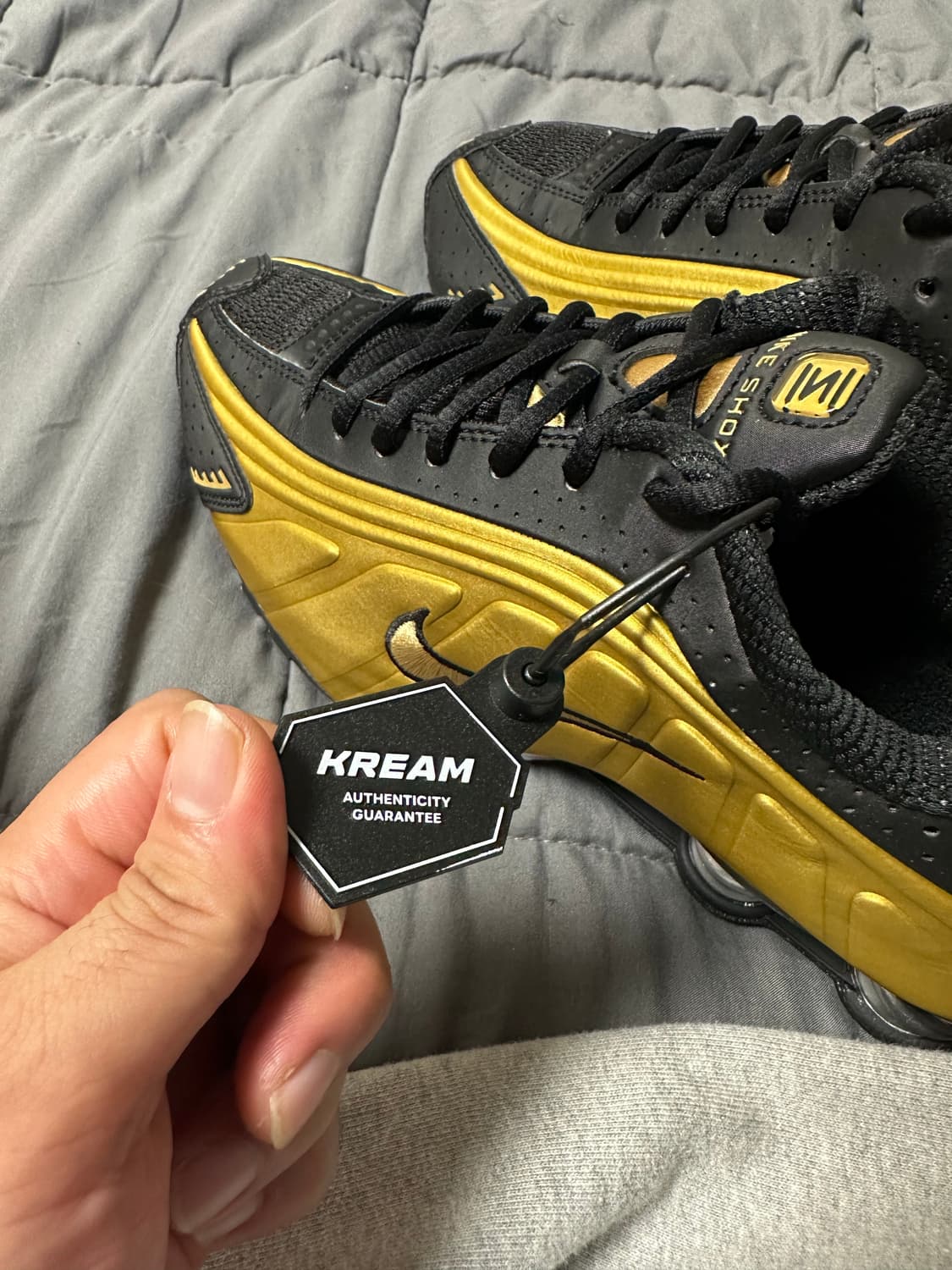 나이키 샥스 R4 블랙 앤 메탈릭 골드 (새상품) 상품이미지3