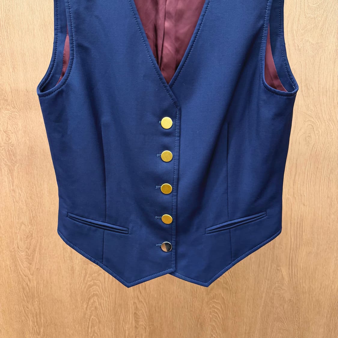 구찌 브이넥 베스트 클래식 실루엣 골드 버튼 슬릿 포켓 디테일 네이비 상품이미지5