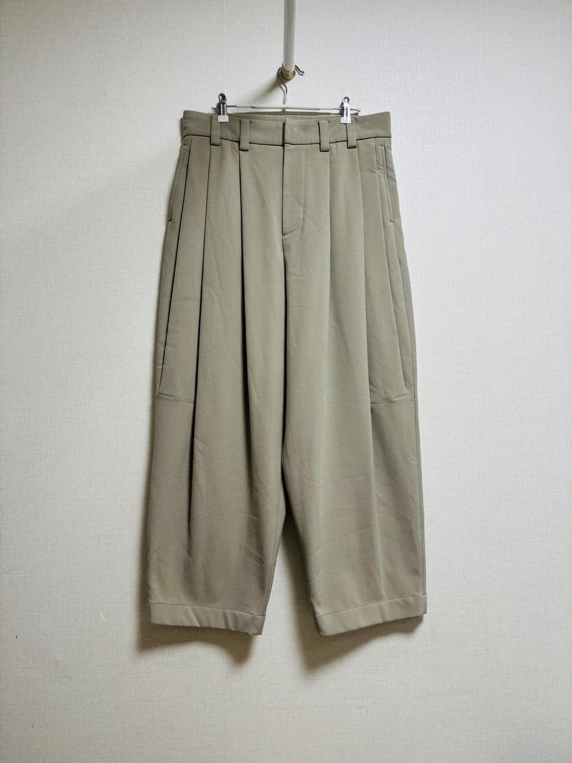 22년도 SYSTEM 캐주얼 핏 투턱 하프 슬랙스 상품이미지1