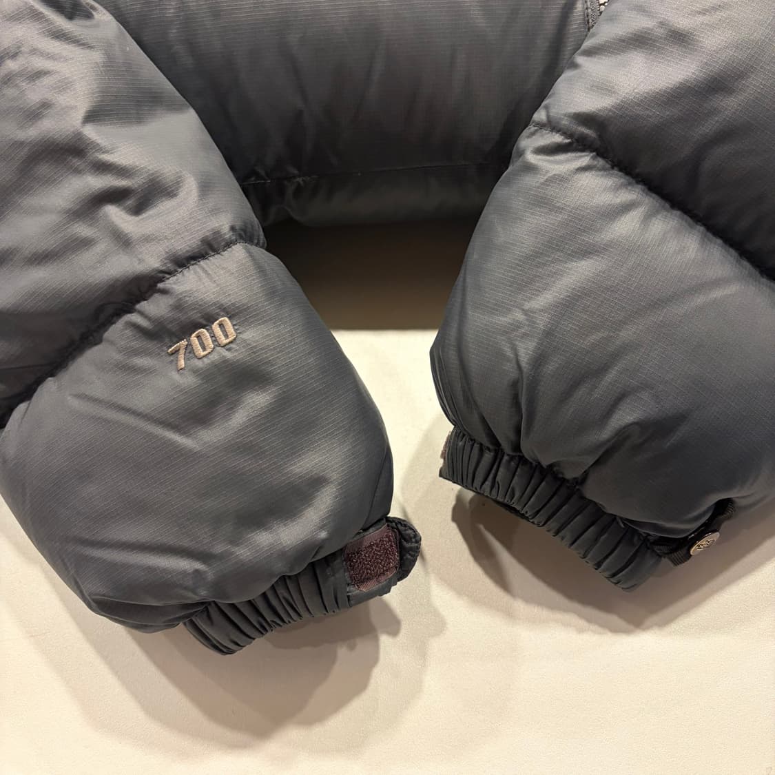 [90] 노스페이스 700 구스 다운 눕시 패딩 그레이/블랙 C197 상품이미지7