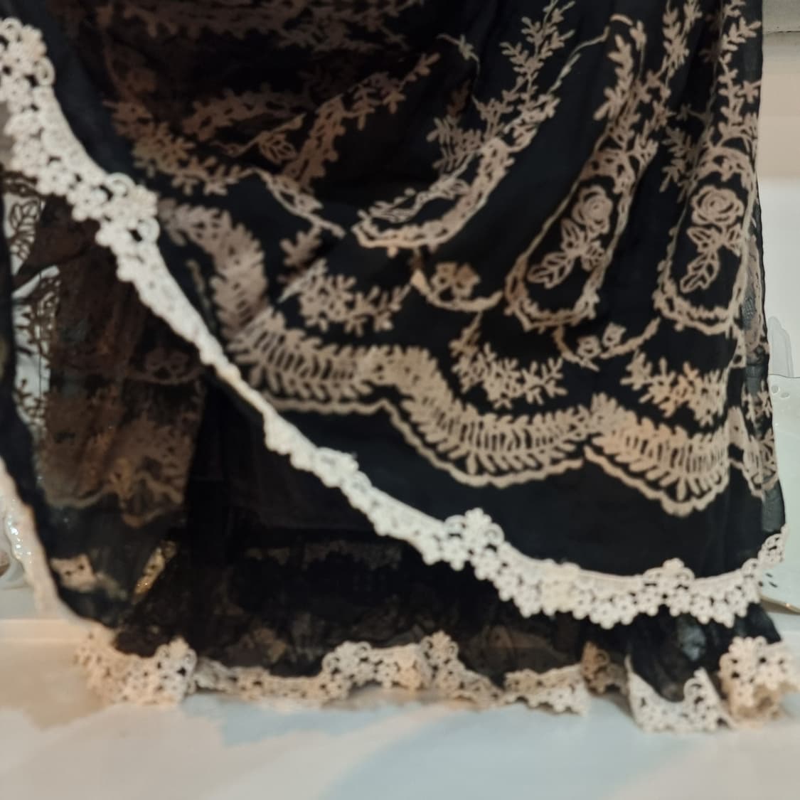 axes femme(엑시즈 팜므) 블랙 레이스 자수 슬립 원피스 상품이미지3