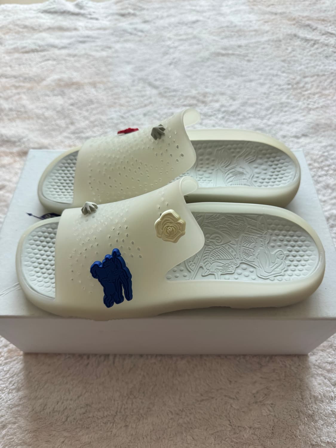 버버리 스팅레이 아플리케 디테일 슬라이더 샌들 8081265 슬라이더  상품이미지2