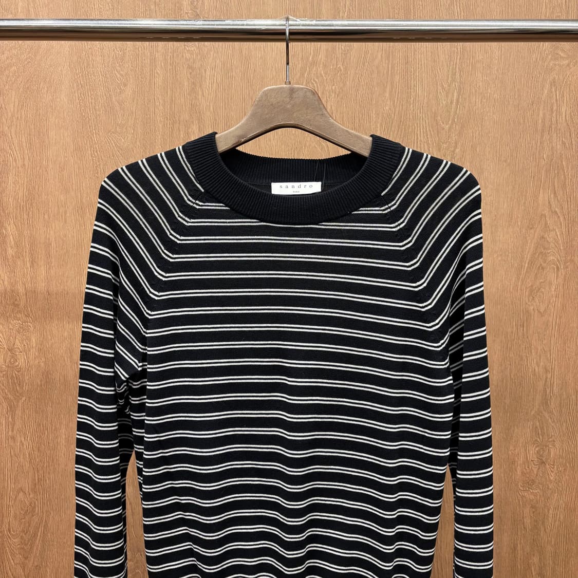 산드로 라운드넥 긴팔 니트 소매 배색 스트라이프 디테일 블랙 상품이미지4
