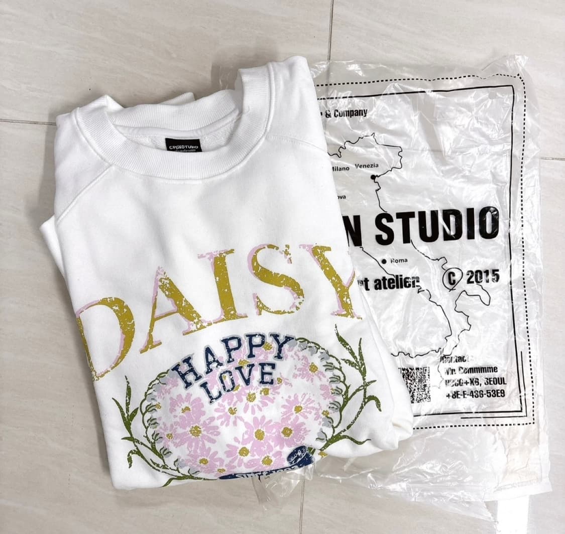 새제품 꼼파뇨 데이지 피그먼트 맨투맨 상품이미지1