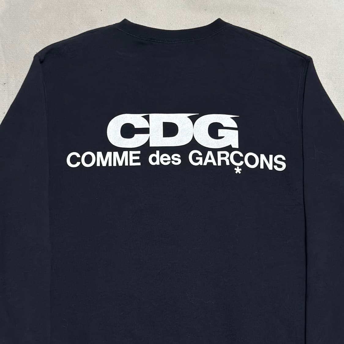 M 꼼데가르송 CDG 로고 네이비 맨투맨 상품이미지1