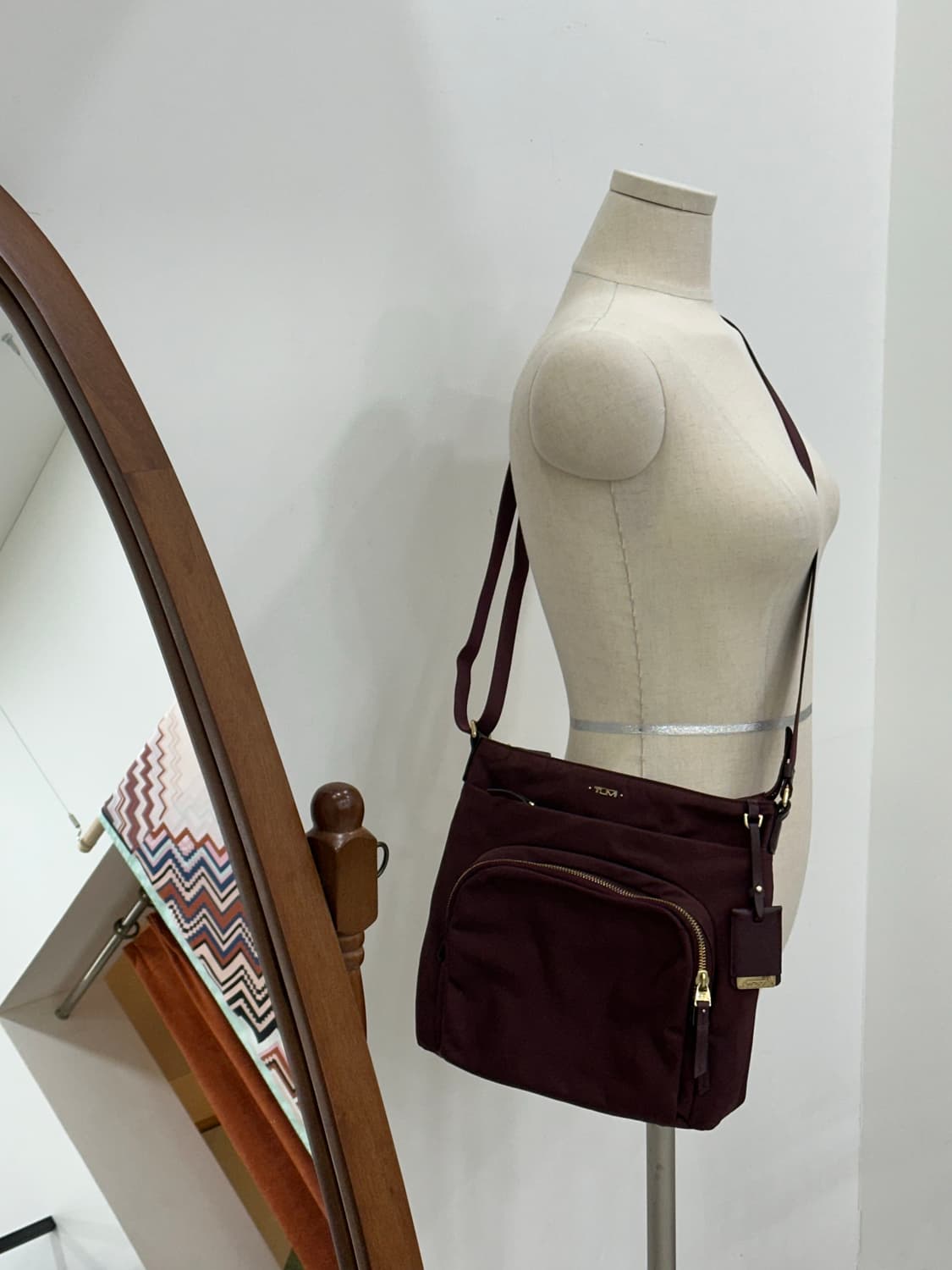 투미 크로스백 상품이미지1