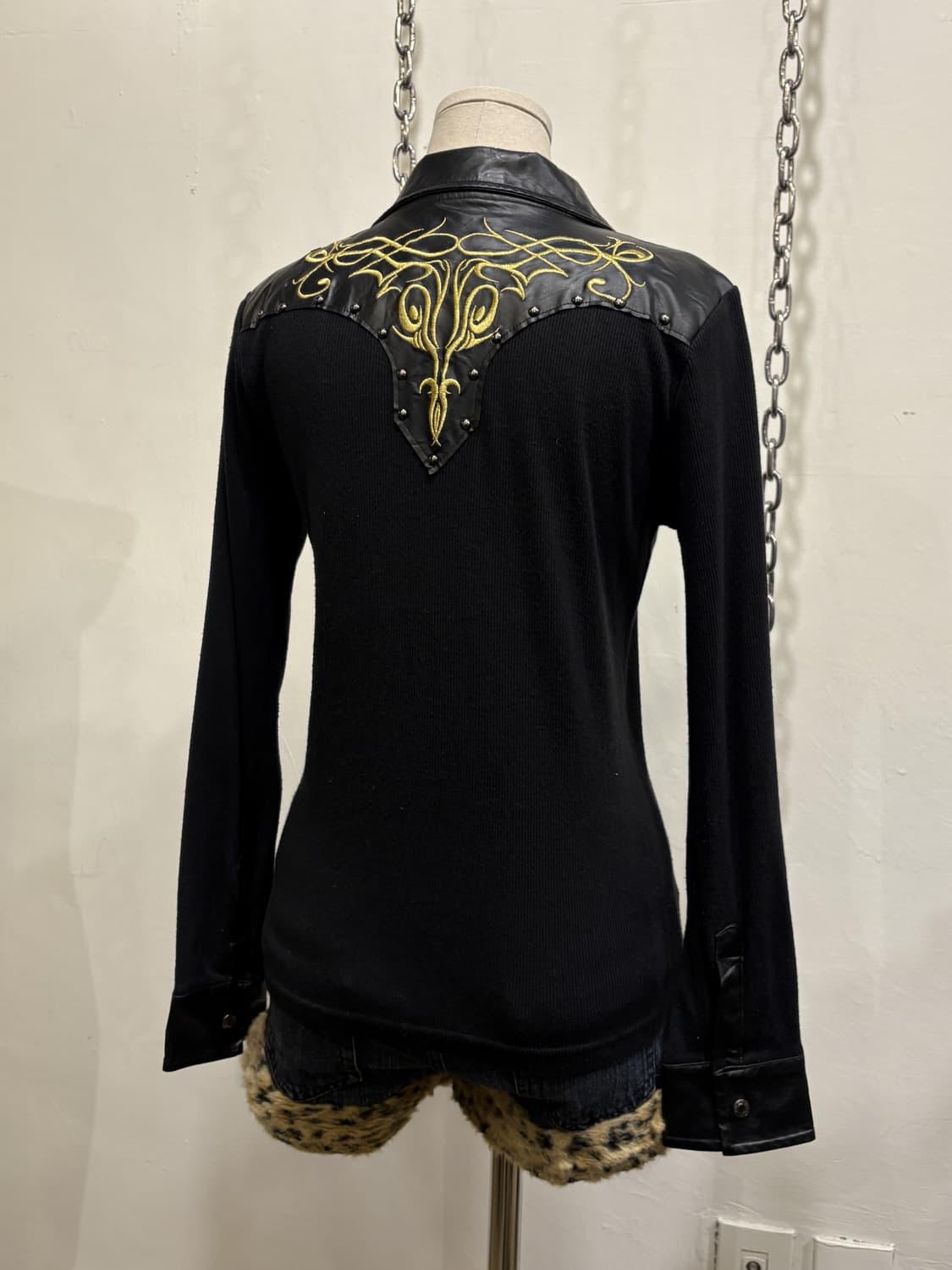 웨스턴 금장 자수 골지 블랙 롱슬리브 상품이미지2