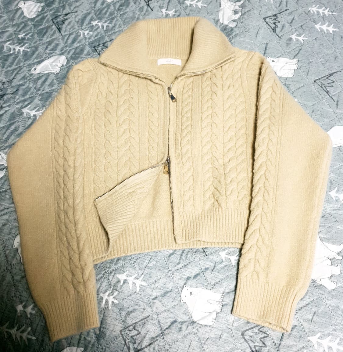 JUNE 투웨이 크롭 하이넥 꽈배기 짚업니트 (F) 상품이미지1