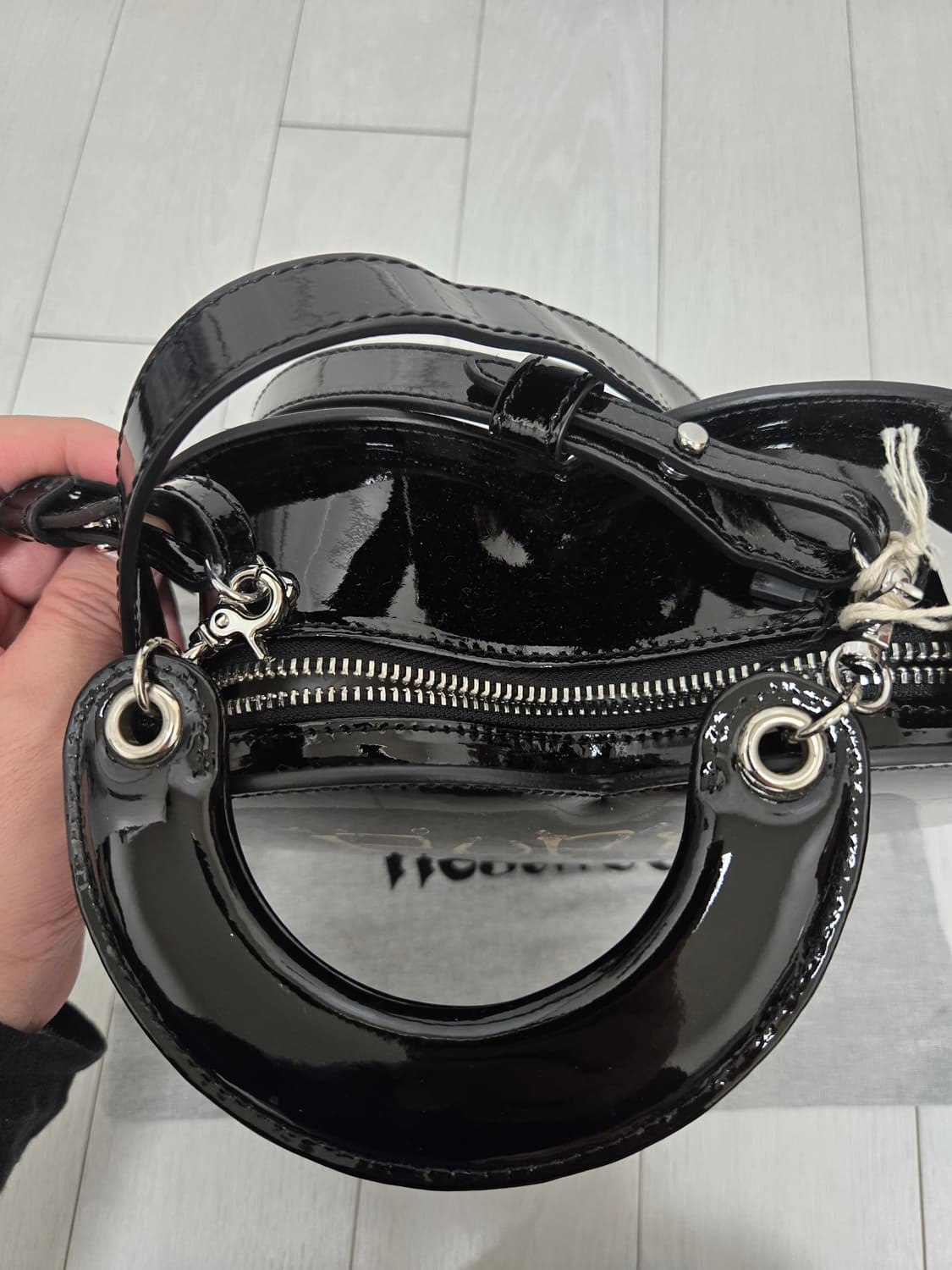 (새상품) 비비안웨스트우드 블랙하트 크로스백 상품이미지4