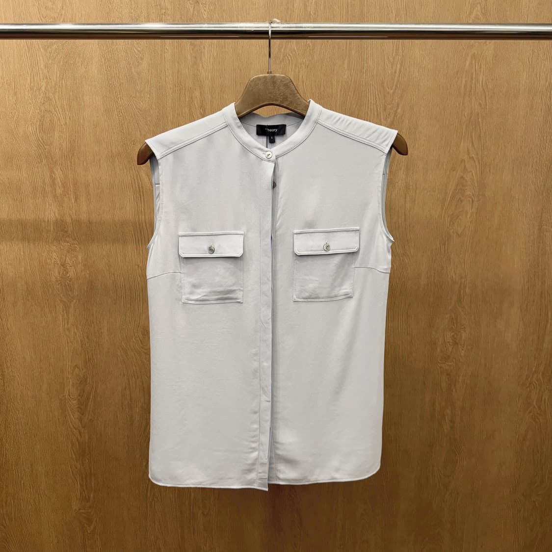 띠어리 슬리브리스 블라우스 밴드 카라 포켓 플리츠 디테일 라이트 블루 상품이미지2