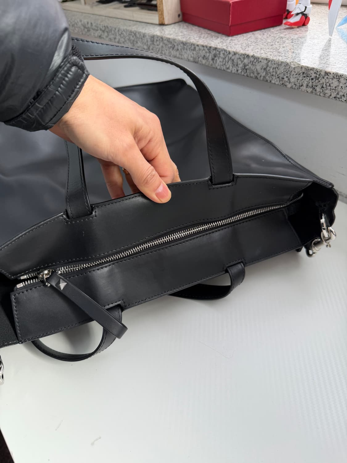 정품) 발렌티노 남성 VLTN 블랙 쇼퍼백 숄더백 상품이미지8