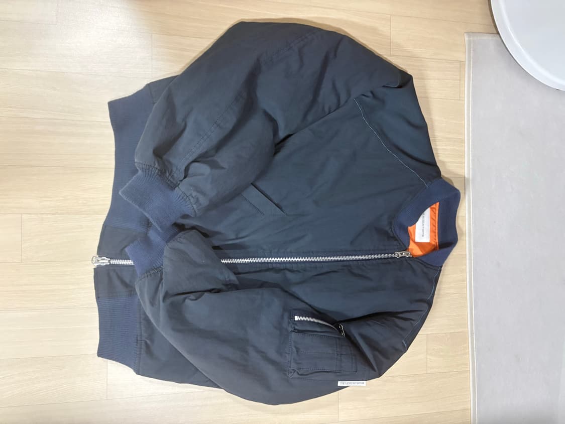 더 뮤지엄 비지터 봄버 자켓 상품이미지3