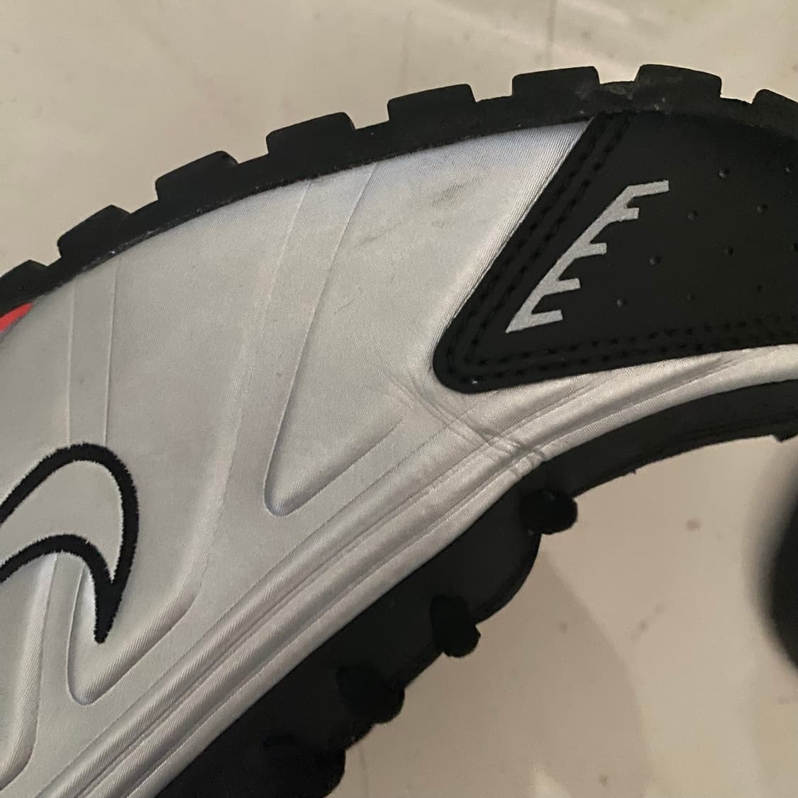 나이키 샥스 R4 메탈릭 실버 레드 255사이즈 상품이미지7