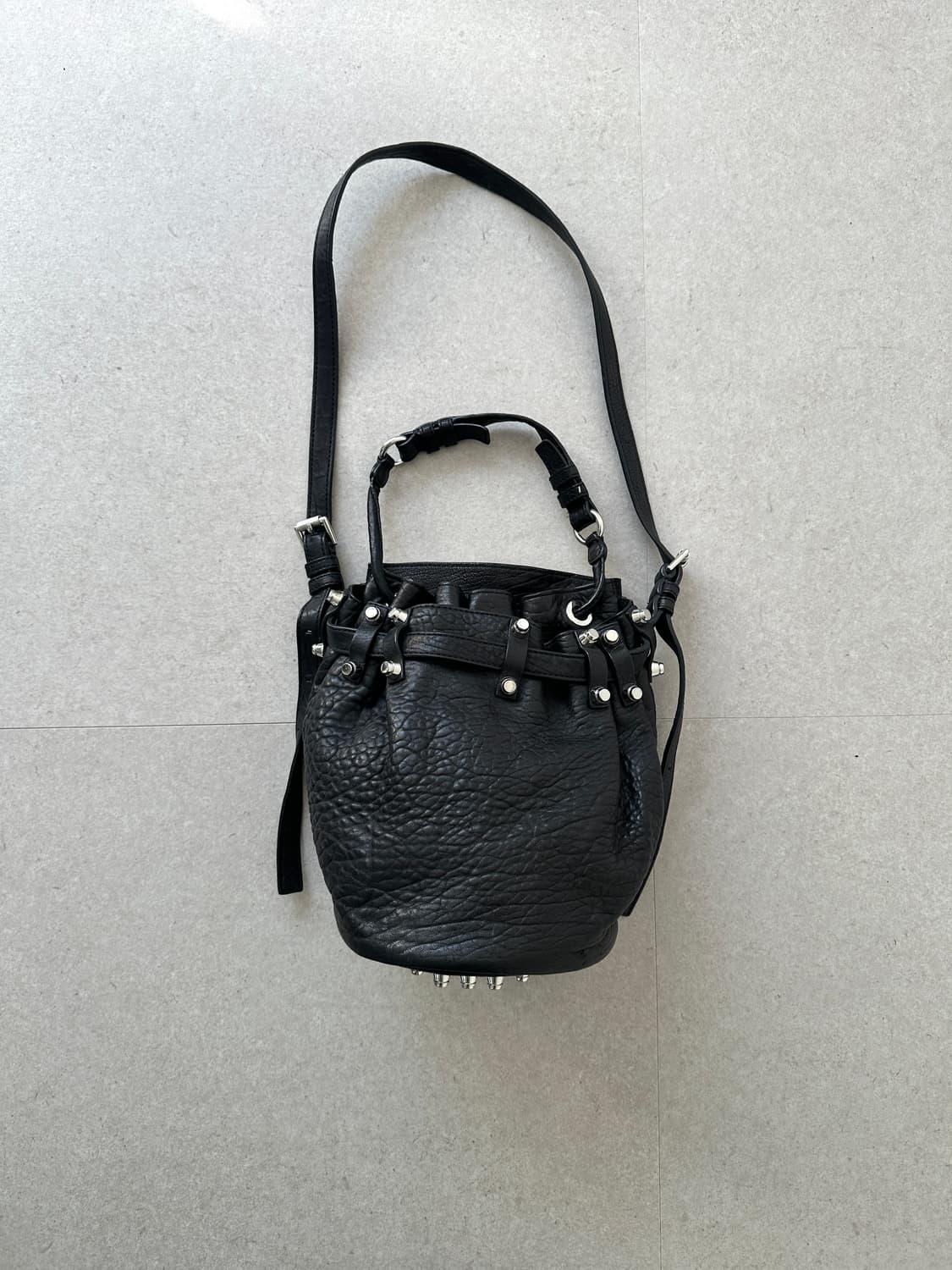 알렉산더왕 디에고 스터드 레더 버킷백 상품이미지1