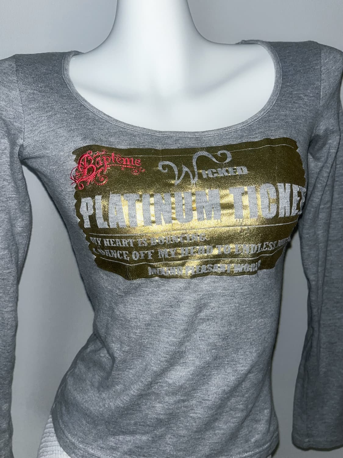 Cecil McBee 오네갸루 와투케 골드 레터링 슬림핏 긴팔탑 상품이미지3