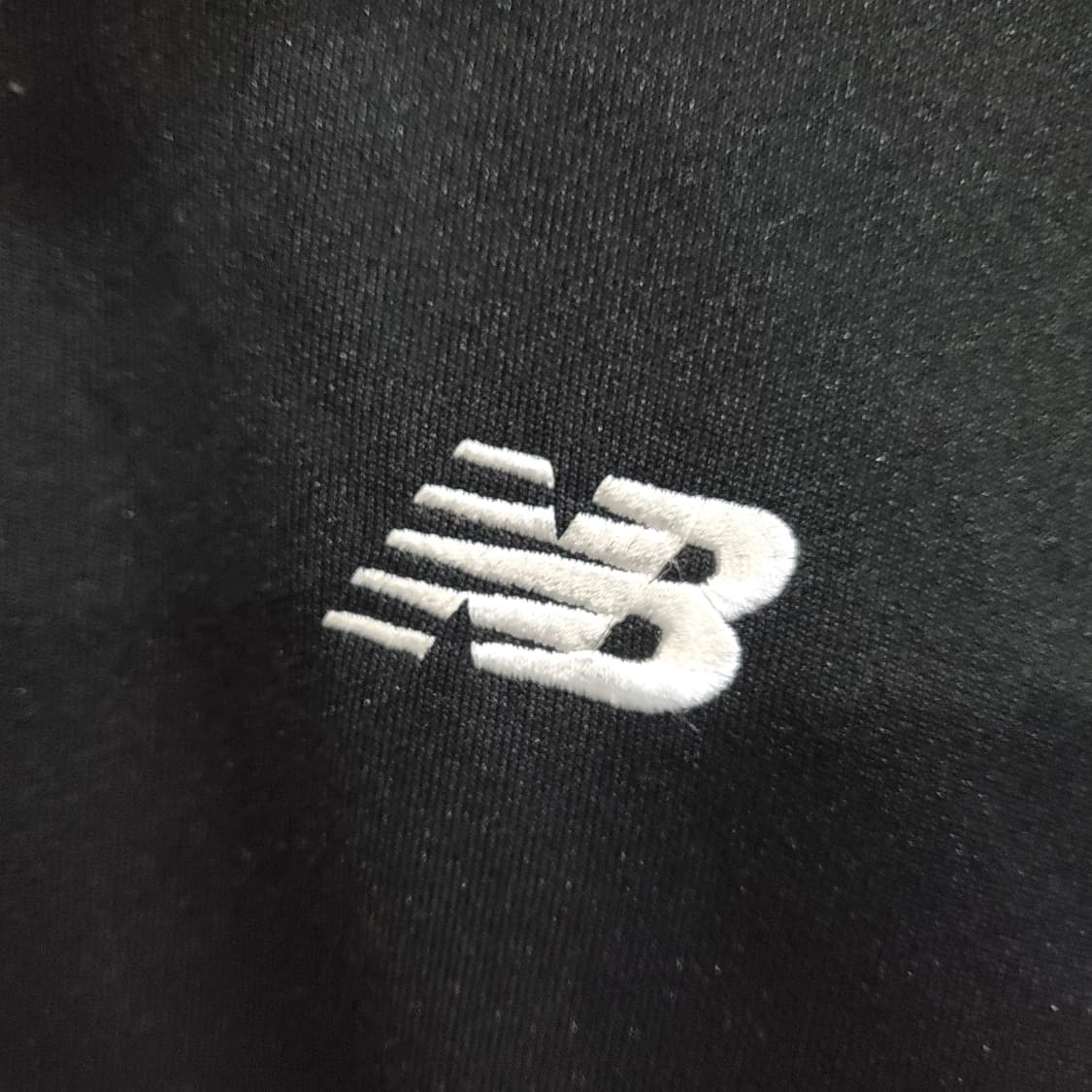 뉴발란스 블랙 배색 반집업 후드티  상품이미지3