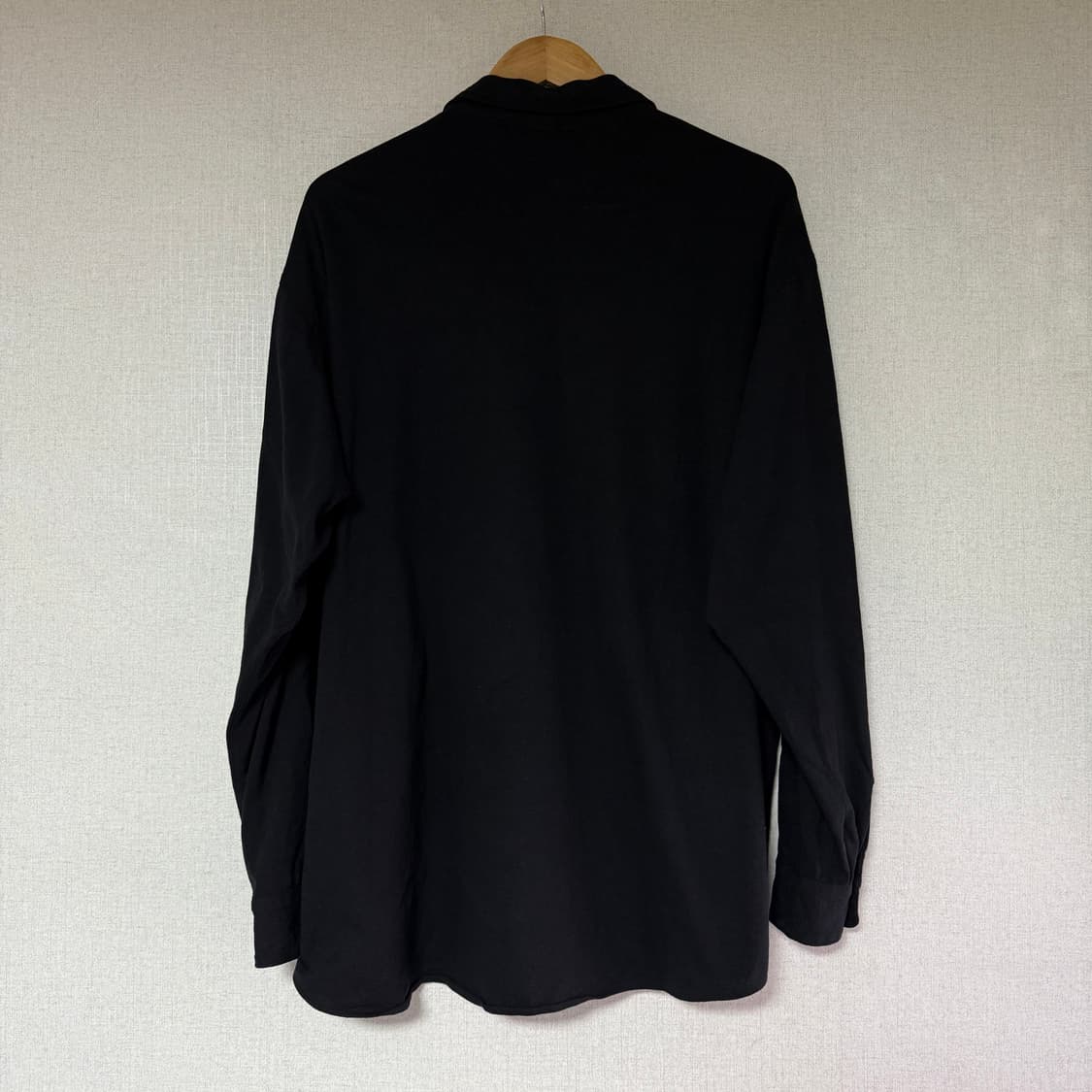 [2]코모리 25SS 블랙 코튼 저지 셔츠 상품이미지7