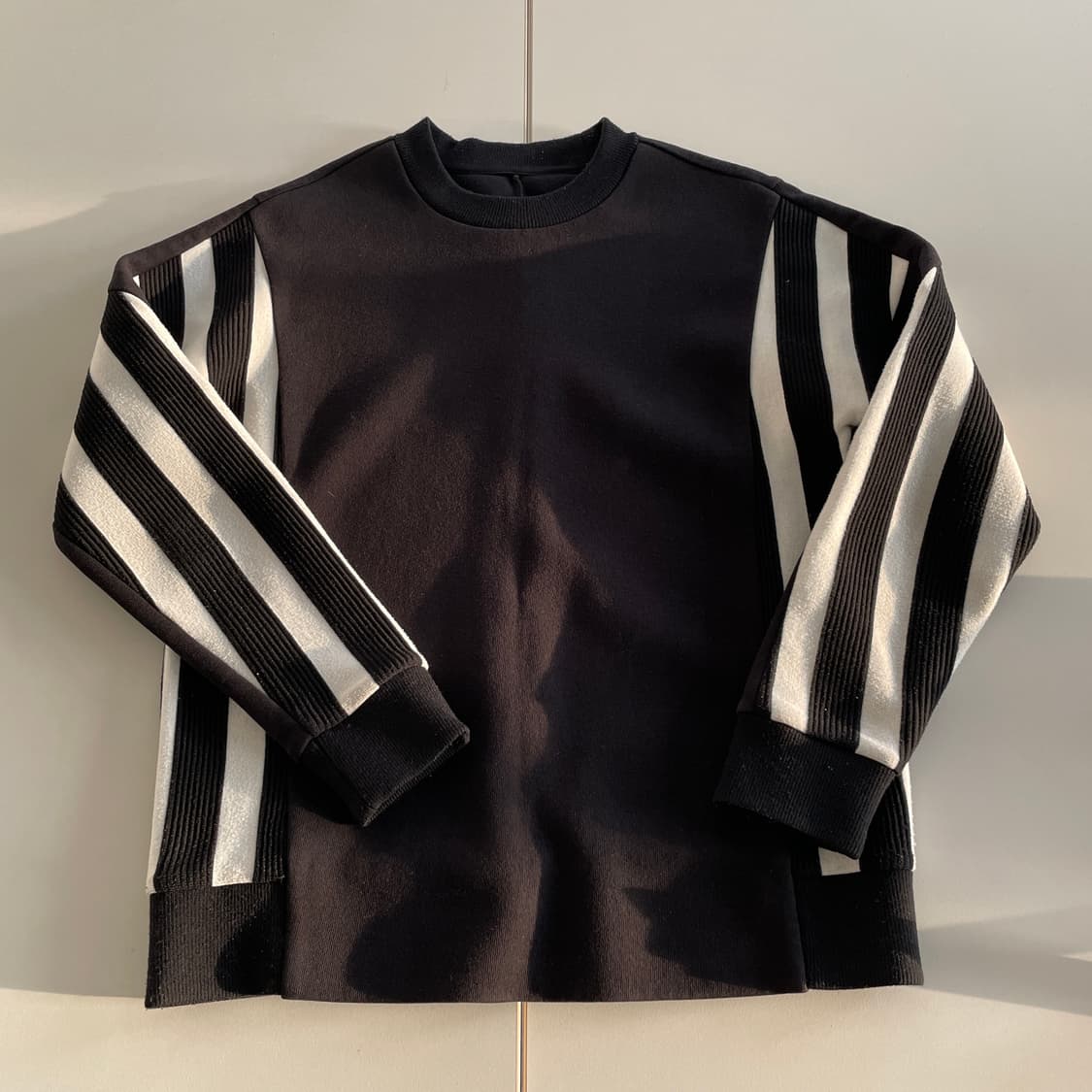 시스템옴므 블랙 사이드 스트라이프 디테일 맨투맨 상품이미지1