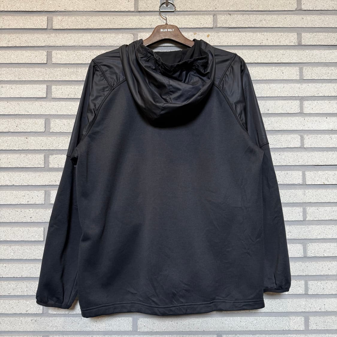 언더아머 스카이라인 싸커 늑대 자수 후드집업 블랙 컬러  상품이미지2