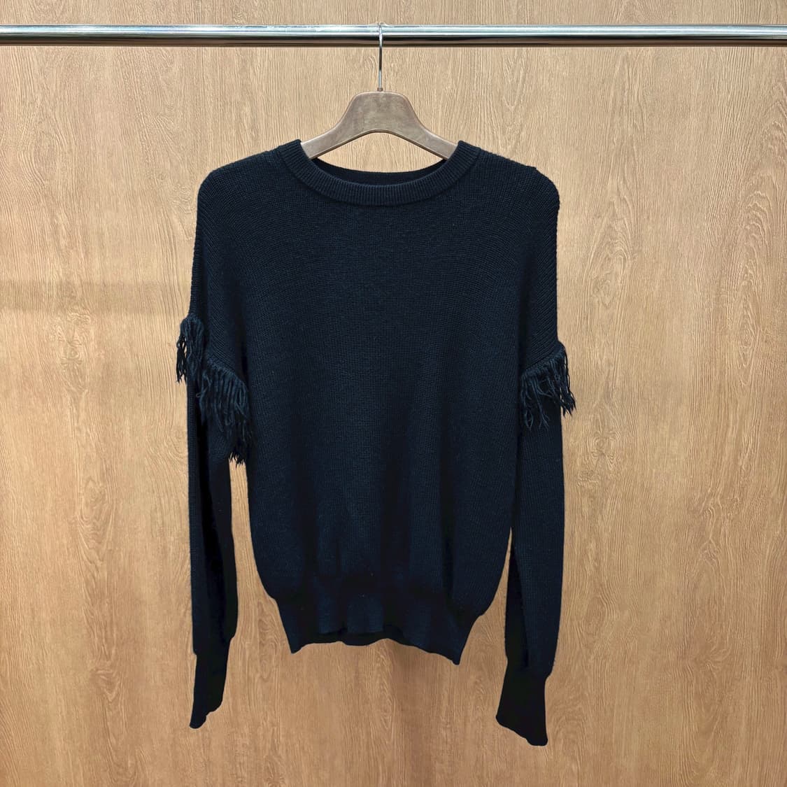 토리버치 라운드넥 긴팔 니트 밑단 시보리 어깨 프린지 디테일 블랙 상품이미지2