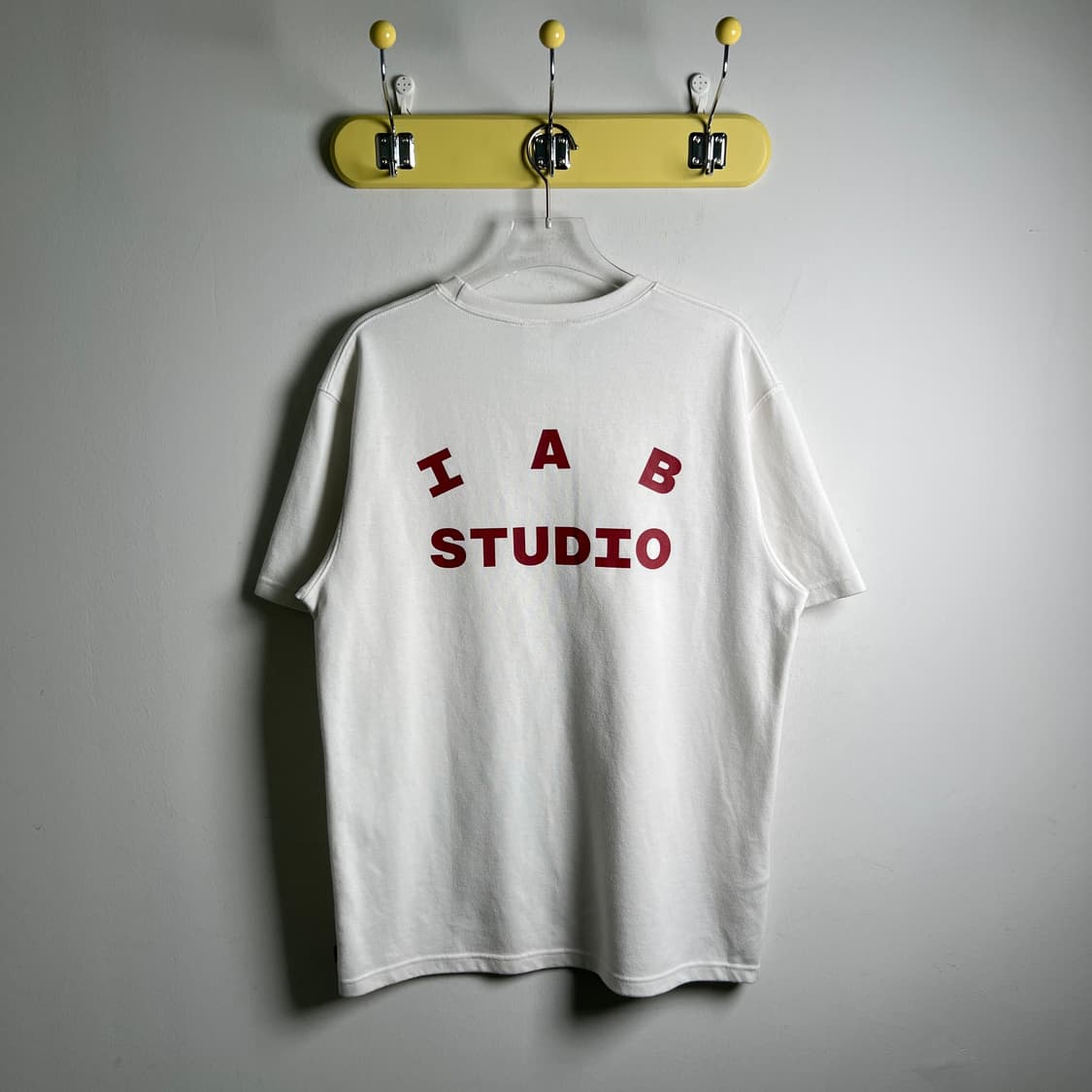 아이앱 스튜디오 화이트 버건디 로고 반팔 티셔츠 L 상품이미지2