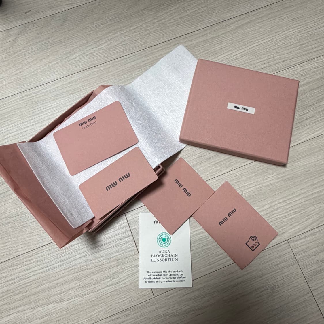 미우미우 마테라쎄 나파 가죽 홀더 블랙 카드지갑 상품이미지4
