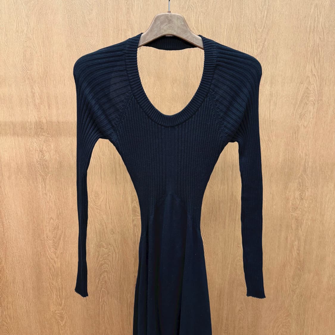 디젤 니트 원피스 백 오픈 스트랩 타이 디테일 디테일 슬림핏 블랙 상품이미지4